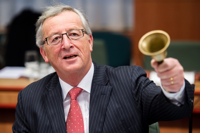 Jean-Claude Juncker se prý tu a tam rád napije. Na snímku ještě jako šéf Euroskupiny při zahajování schůze.