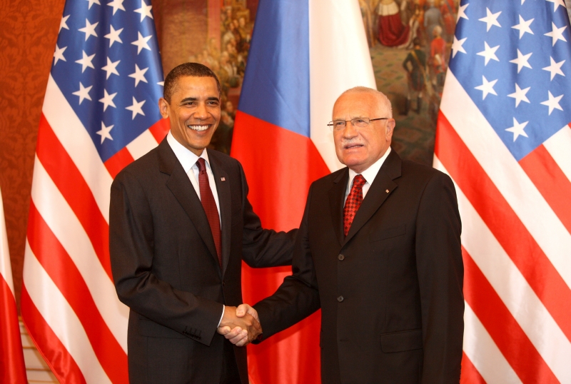 Americký prezident Barack Obama (vlevo) a bývalý český prezident Václav Klaus se setkali v roce 2010.