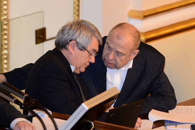 Místopředseda sněmovny Vojtěch Filip (vlevo) a poslanec Jaroslav Zavadil na schůzi Poslanecké sněmovny.