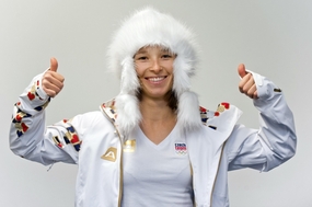 Sympatická snowboardistka představuje olympijské oblečení.