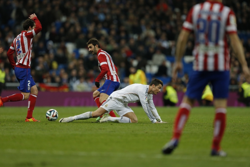Cristiano Ronaldo (v bílém) v zápase proti Atlétiku Madrid.