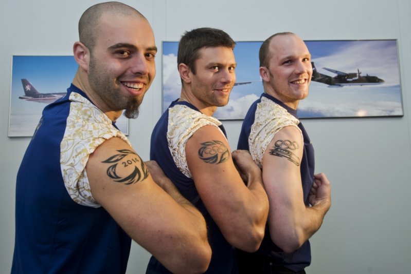 Bobisté (zleva) Dominik Suchý, Jan Vrba a Michal Vacek ukazují olympijské tetování. 