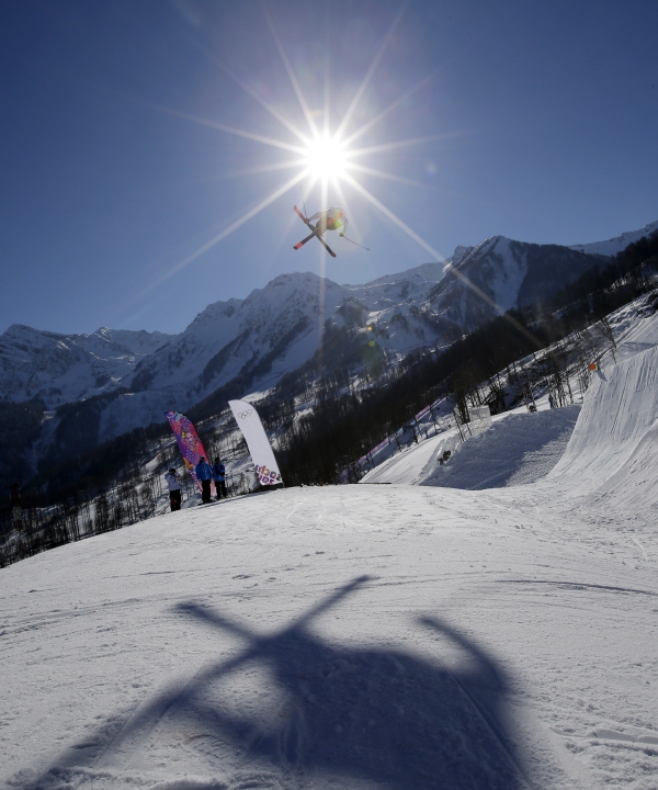 Závodníci už při tréninku skákali opravdu vysoko. (Foto: ČTK/AP/Andy Wong)