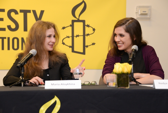 (Bývalé) členky ruské skupiny Pussy Riot Marija Aljochinová (vlevo) a Naděžda Tolokonnikovová v New Yorku.