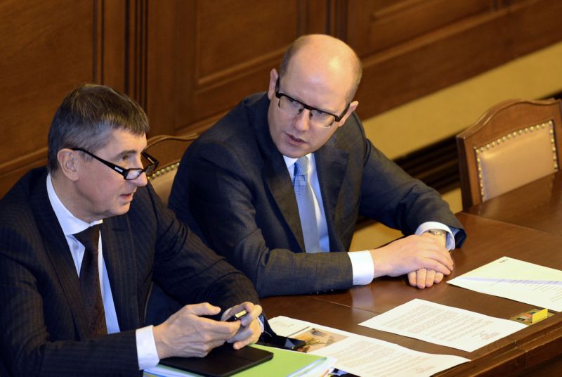 Zleva ministr financí Andrej Babiš (ANO) a premiér Bohuslav Sobotka (ČSSD).
