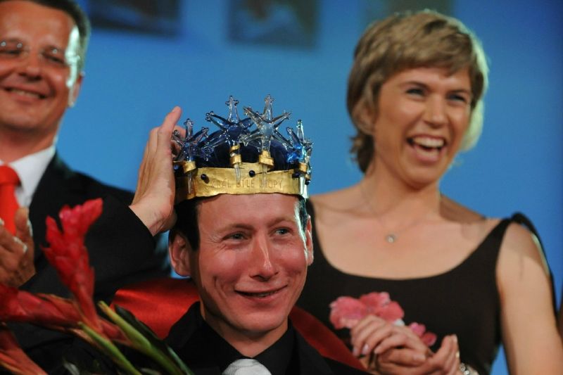Čeští běžci na lyžích Lukáš Bauer a Kateřina Neumannová mohou dodatečně získat zlaté olympijské medaile z her v Turíně. Čeští běžci na lyžích Lukáš Bauer a Kateřina Neumannová mohou dodatečně získat zlaté olympijské medaile z her v Turíně.