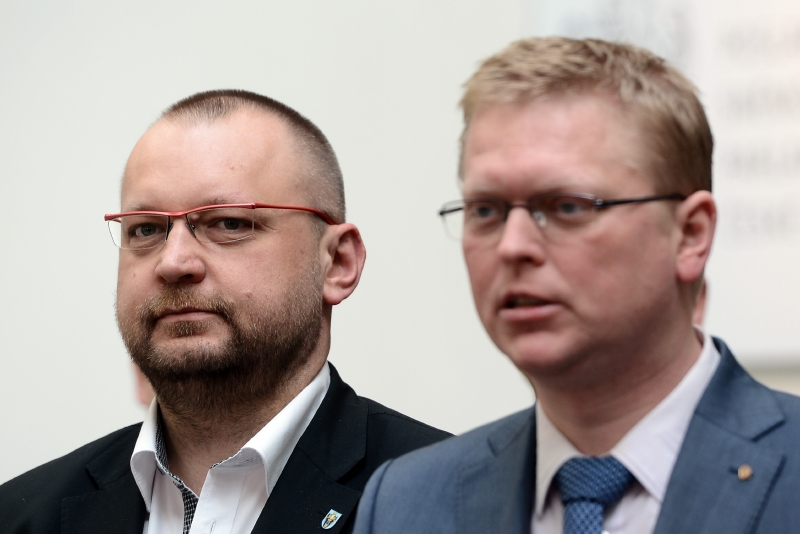 Místopředseda KDU-ČSL Jan Bartošek (vlevo) a předseda strany Pavel Bělobrádek. Místopředseda KDU-ČSL Jan Bartošek (vlevo) a předseda strany Pavel Bělobrádek.