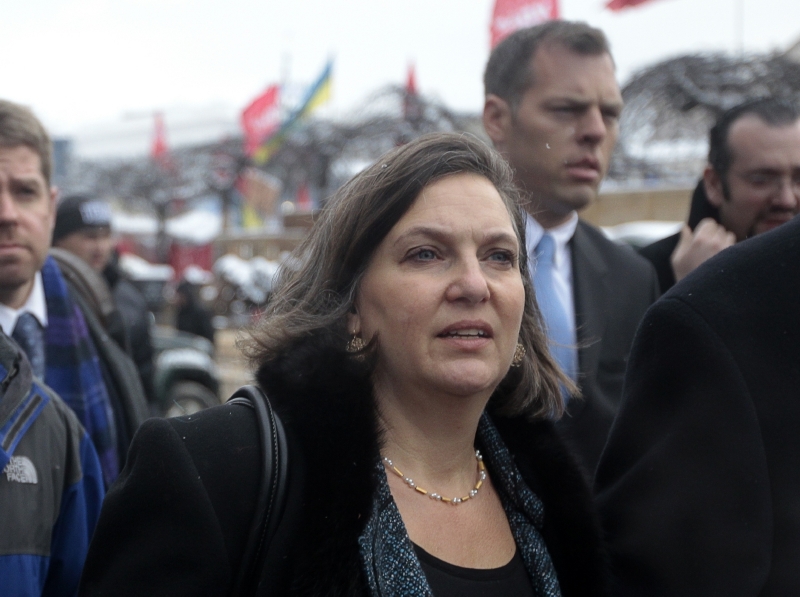 Nulandová mezi opozičními demonstranty v Kyjevě.
