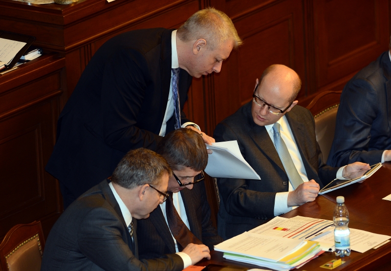 Zleva ministr zahraničí Lubomír Zaorálek, ministr financí Andrej Babiš, ministr vnitra Milan Chovanec a premiér Bohuslav Sobotka. Zleva ministr zahraničí Lubomír Zaorálek, ministr financí Andrej Babiš, ministr vnitra Milan Chovanec a premiér Bohuslav Sobotka.