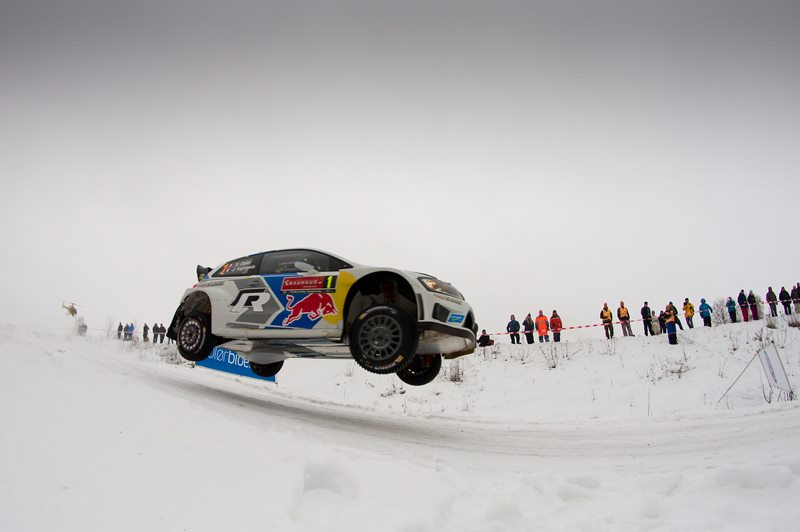 Sébastien Ogier přišel o reálnou šanci na obhajobu vítězství ve Švédské rallye. Sébastien Ogier přišel o reálnou šanci na obhajobu vítězství ve Švédské rallye.