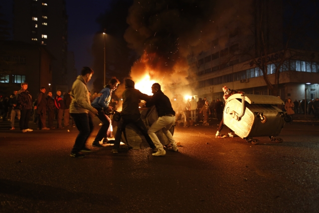 Protesty v Tuzle si vyžádaly přes sto zraněných.