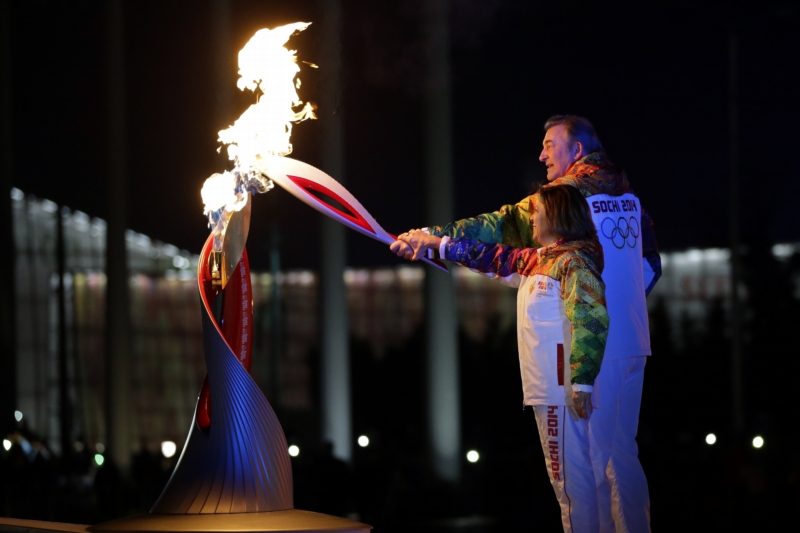 Olympijský oheň zapálili hokejista Vladislav Treťjak a krasobruslařka Irina Rodninová.