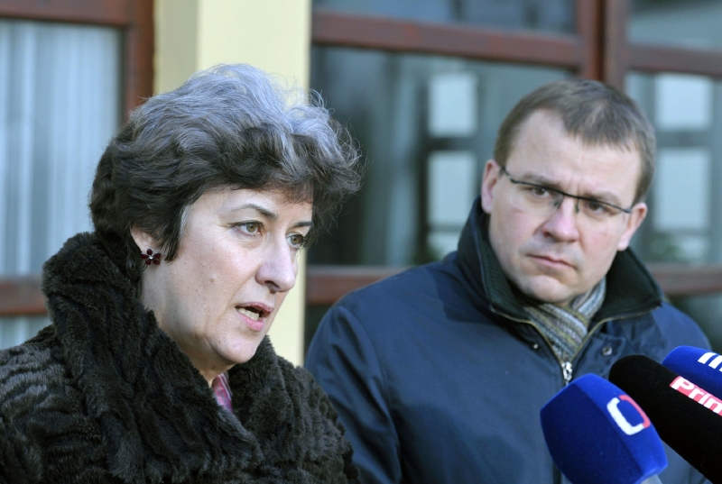 Místopředsedkyně ČSSD a Senátu Alena Gajdůšková a generální sekretář České biskupské konference Tomáš Holub. Místopředsedkyně ČSSD a Senátu Alena Gajdůšková a generální sekretář České biskupské konference Tomáš Holub.