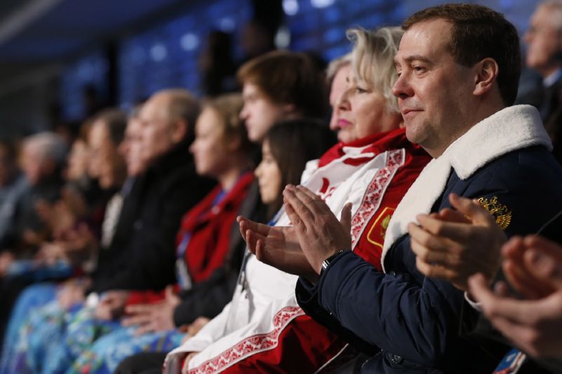 Ruský premiér Dmitrij Medveděv ve chvíli, kdy měl ještě oči na stopkách. 