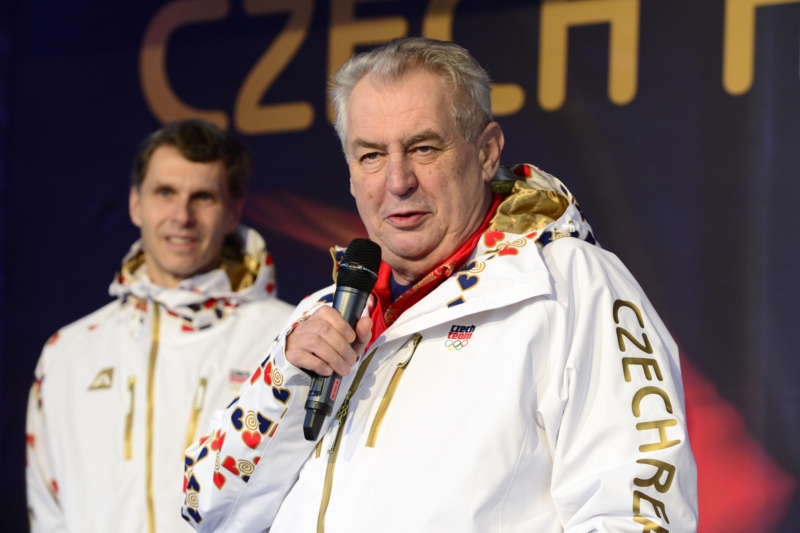 Prezident Miloš Zeman slavnostně otevřel Český olympijský dům. Vlevo je předseda ČOV Jiří Kejval.