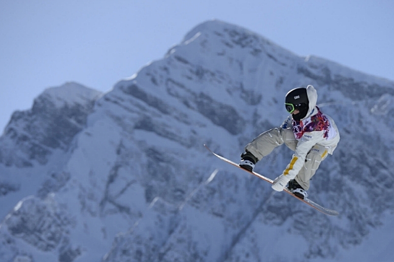 Americký snowboardista Sage Kotsenburg. 