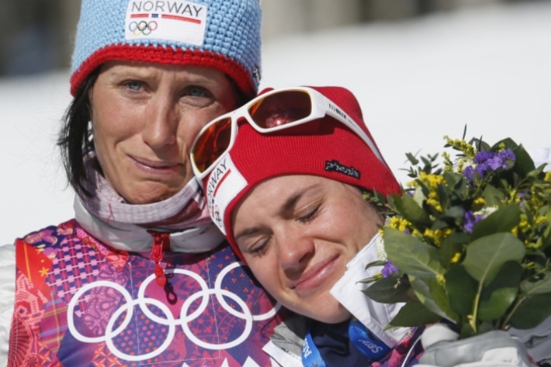 Vítězka skiatlonu Marit Björgenová (vlevo) a třetí Heidi Wengová na stupních vítězů plakaly.