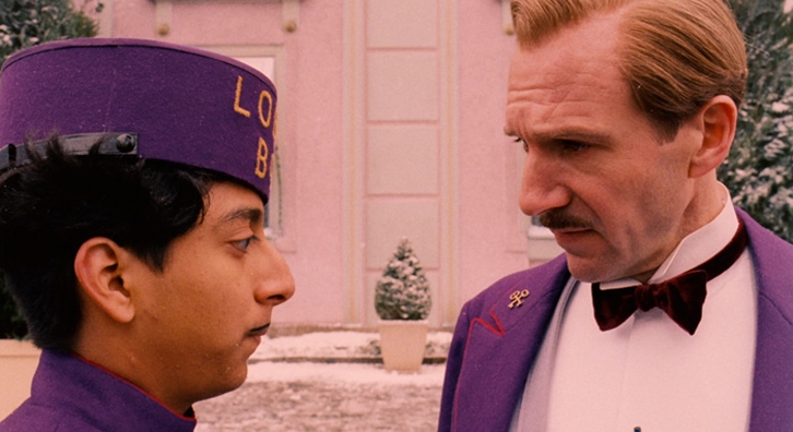 Tony Revolori (vlevo) a Ralph Fiennes ve snímku Grandhotel Budapešť. 