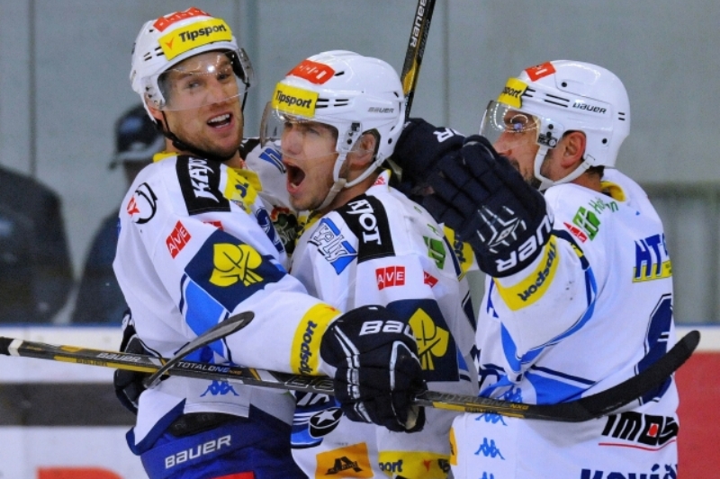 Hokejisté Komety Brno se radují z gólu.