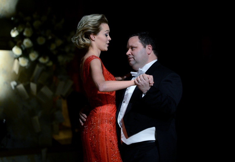 Hlavní host Paul Potts a ředitelka plesu Zuzana Vinzensová zahájili úvodním tancem Ples v opeře.