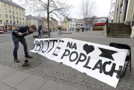 Nová ústecká iniciativa Bílé pásky a hnutí Bijte na poplach vznikly v minulých dnech v Ústí nad Labem na podporu místního Činoherního divadla.