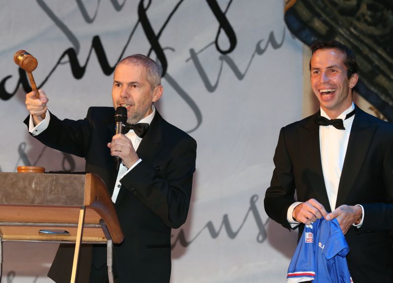 Radek Štěpánek i Marek Eben se během aukce dobře bavili.