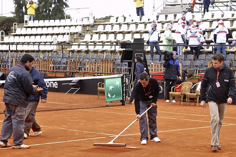 Fedcupové utkání 1. kola Světové skupiny mezi španělskými a českými tenistkami narušuje vytrvalý déšť. 