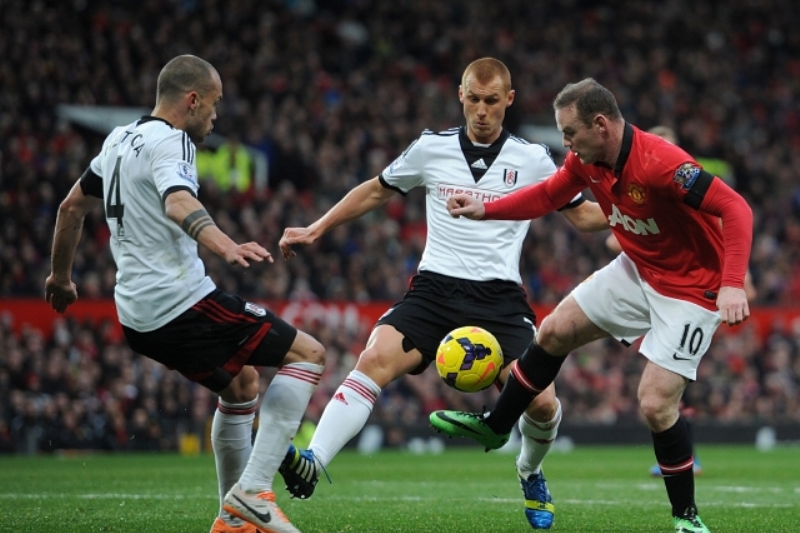 Útočník Manchesteru United Wayne Rooney (vpravo) v zápase s Fulhamem.