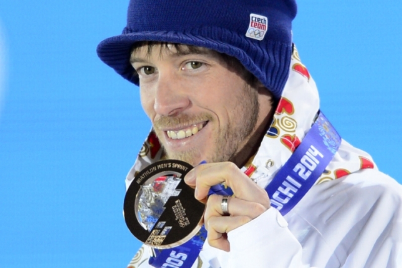 Jaroslav Soukup s bronzovou medailí z biatlonového sprintu.
