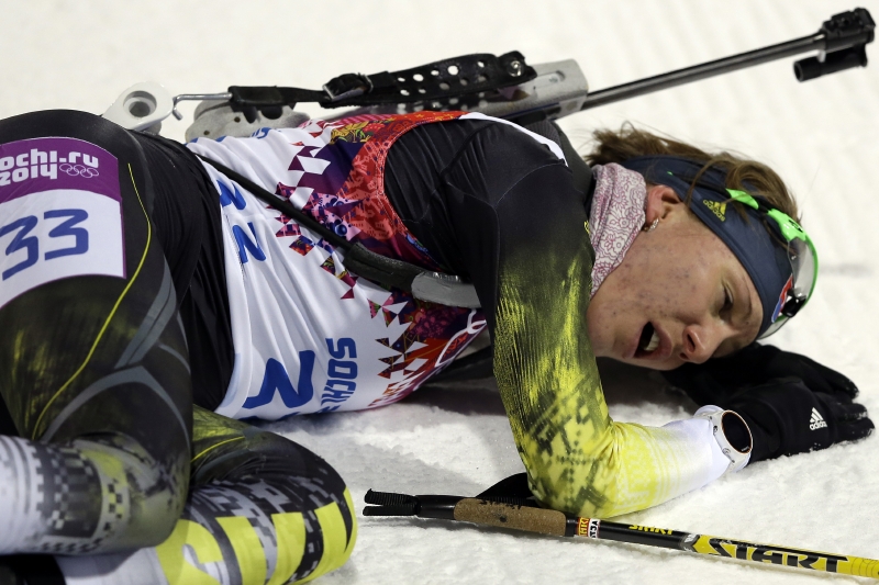 Vyčerpaná, ale zlatá! Anastasia Kuzminová v cíli biatlonového sprintu.