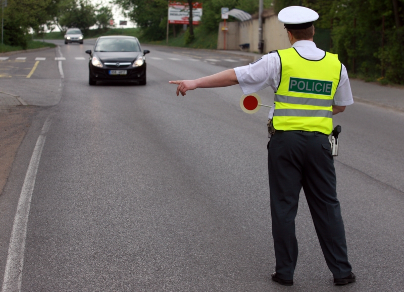 Řidič nezastavil při kontrole a začal policistům ujíždět (ilustrační foto).