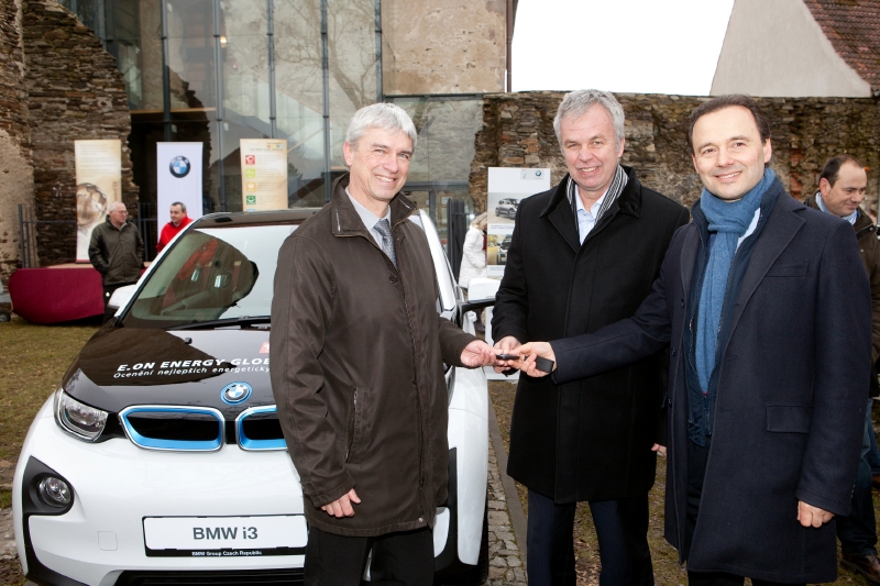 Zleva: Starosta města Soběslav Jindřich Bláha, předseda představenstva E.ON Czech Holding AG Michael Fehn a generální ředitel BMW Group ČR Dr. Josef Reiter.