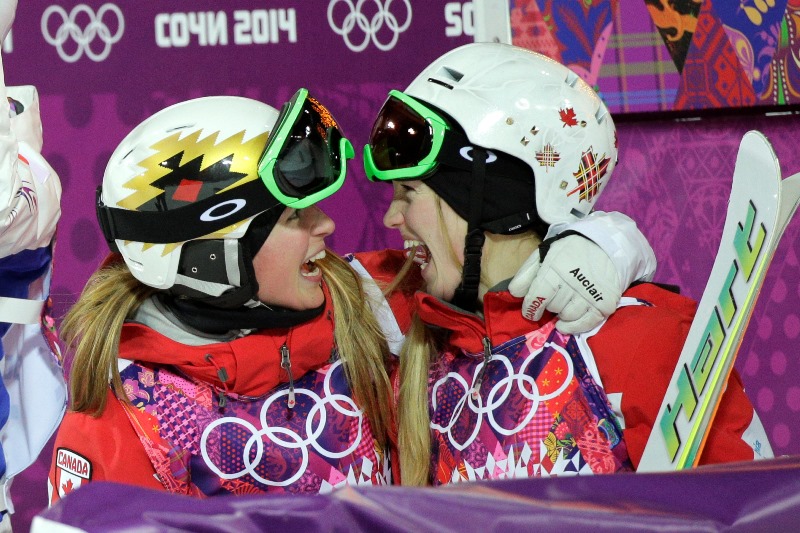 Stříbrná Chloé a zlatá Justine Dufour-Lapointová a jejich olympijská radost. Stříbrná Chloé a zlatá Justine Dufour-Lapointová a jejich olympijská radost.