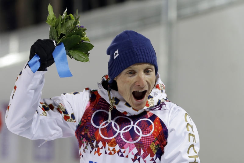 Šťastný Ondřej Moravec při květinovém ceremoniálu.