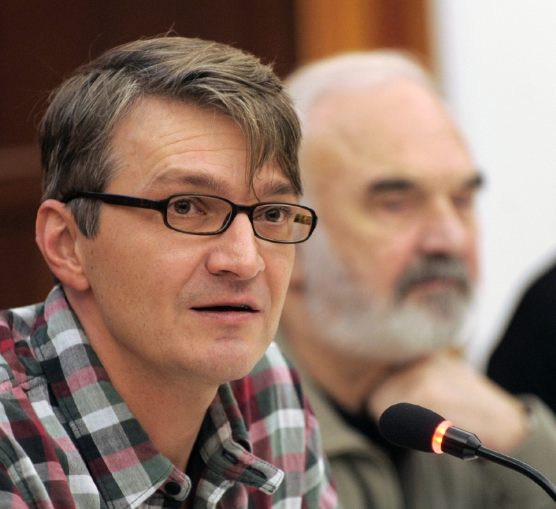 Vlevo režisér Jan Svěrák, v pozadí jeho otec Zdeněk. Vlevo režisér Jan Svěrák, v pozadí jeho otec Zdeněk.