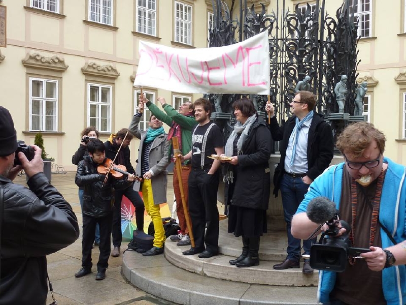 Setkání aktivistů z iniciativy Žít Brno na nádvoří brněnské nové radnice.