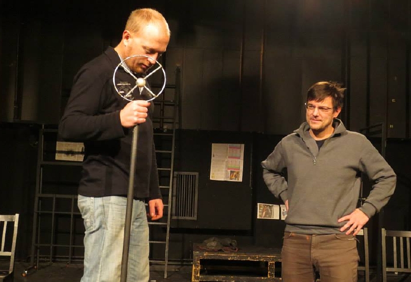 Humorná je i realizace: desítky postav ztvární pouze čtyři herci a jeden inspicient. Humorná je i realizace: desítky postav ztvární pouze čtyři herci a jeden inspicient.