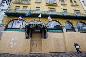 Secesní hotel nyní hyzdí bednění.