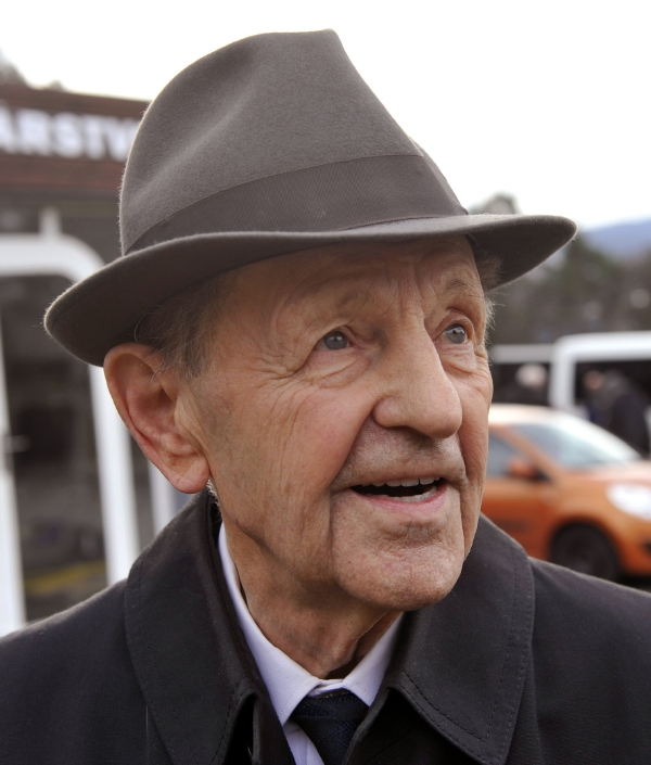 Miloš Jakeš na pohřbu Vasila Biľaka. Miloš Jakeš na pohřbu Vasila Biľaka.
