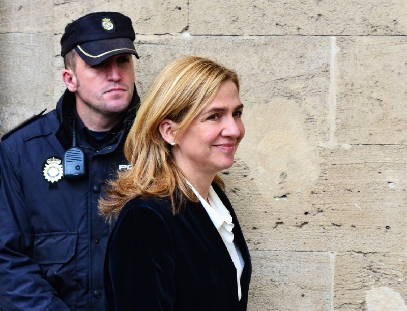 Princezna Cristina přichází k soudu.