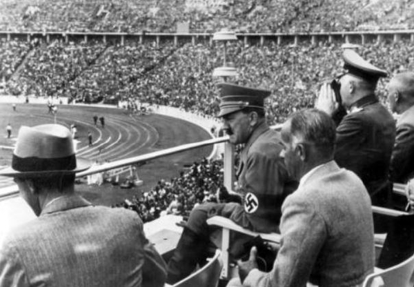 Hitler na hlavním stadionu berlínské olympiády.
