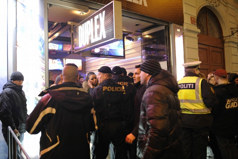 Police o víkendu kontrolovala některé z podniků v centru města, kam Dánové vyrazili za zábavou. 