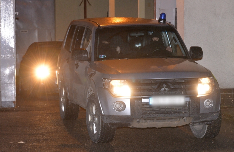 Trynkiewicve doprovodila z věznice eskorta pěti policejních automobilů. Trynkiewicve doprovodila z věznice eskorta pěti policejních automobilů.