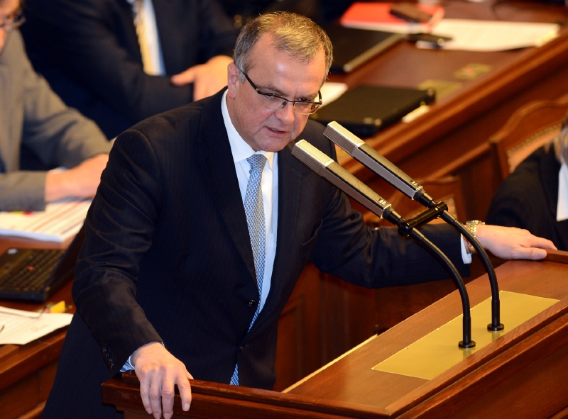 V době, kdy vedl ministerstvo financí Miroslav Kalousek, platilo ministerstvo za vedení účtu "jen" 6300 korun.