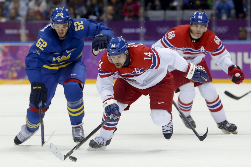 Tomáš Plekanec (uprostřed) a Jaromír Jágr při utkání se Švédy.