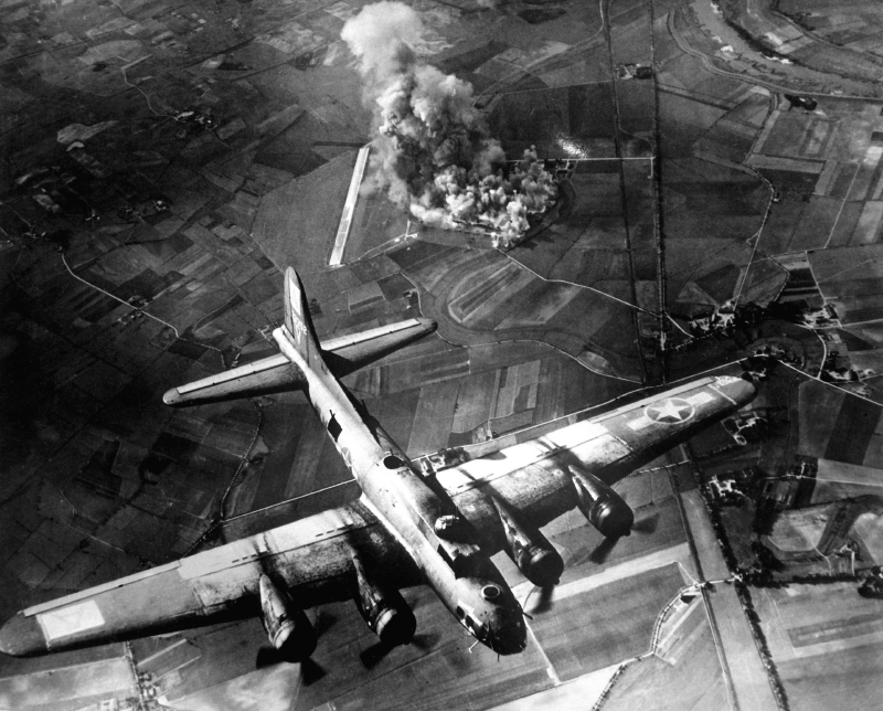 Bombardér B-17 na nad Německem roku 1943 (ilustrační foto).