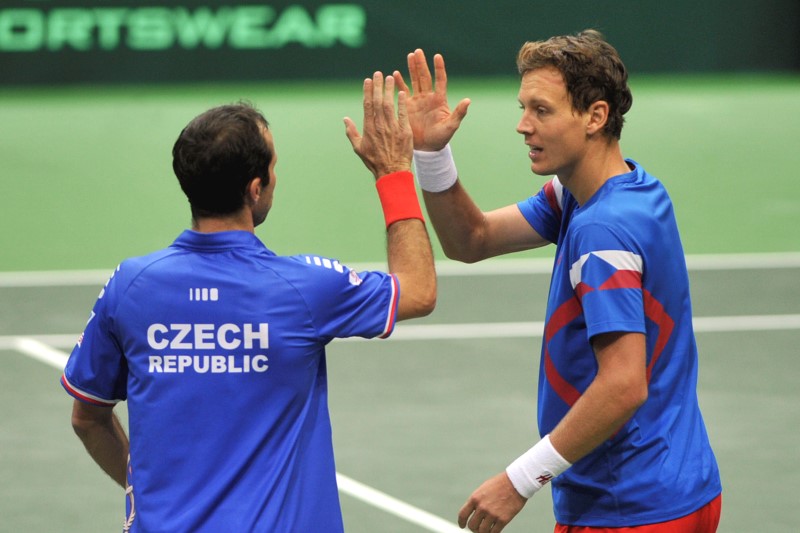 Tomáš Berdych a Radek Štěpánek se radují z vítězství nad Nizozemskem v prvním kole Davis Cupu.