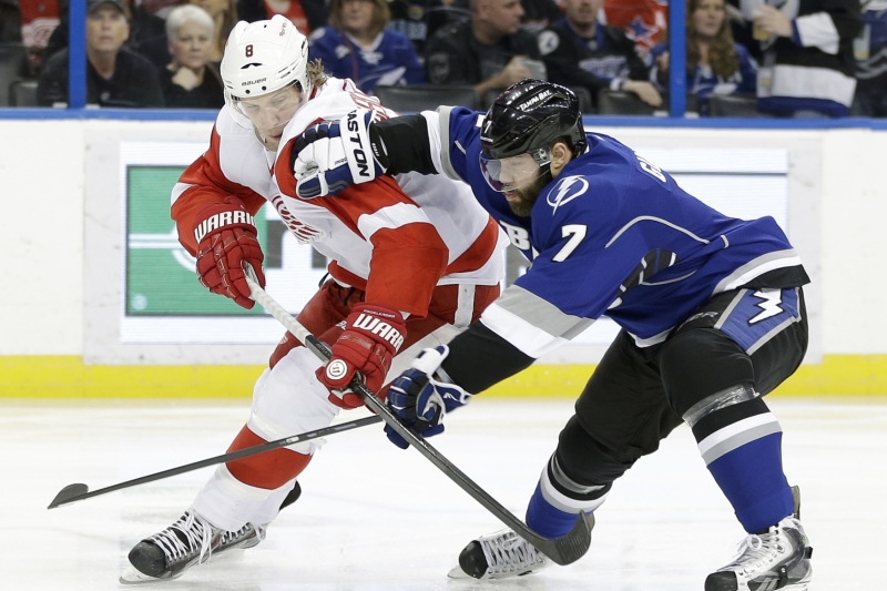 Radko Gudas v souboji s hráčem Detroitu Justinem Abdelkaderem