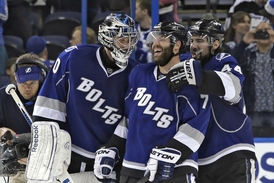 Radko Gudas (uprostřed) se spoluhráči.