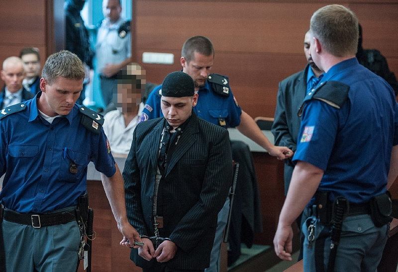 Jeden z již dříve odsouzených útočníků Jakub Žiga. V pozadí dva další spolupachatelé, kteří mají kvůli věku pod hranicí plnoletosti skrytou identitu.